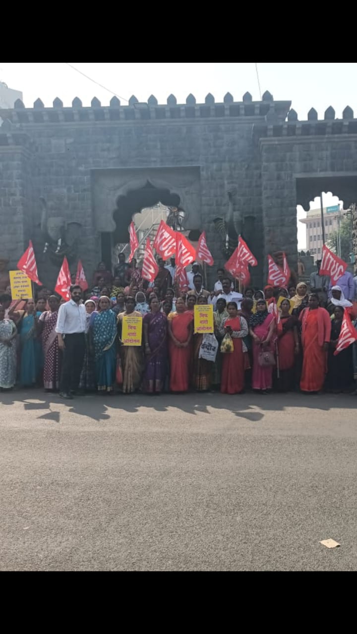 मंत्र्यांचा सुकाळ असलेल्या सातारा जिल्ह्यात आयटक महाराष्ट्र राज्य शालेय पोषण कर्मचारी यांचे जिल्हा परिषदेसमोर  भीक मांगो आंदोलन