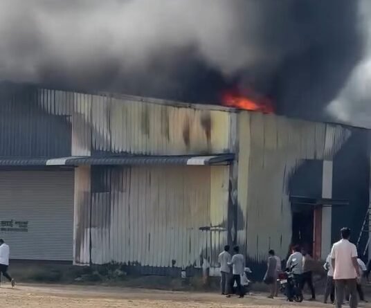 दहिवडीत गोडाऊनला भीषण आग; स्थानिक तरुण व पोलिसांच्या धाडसामुळे मोठा अनर्थ टळला